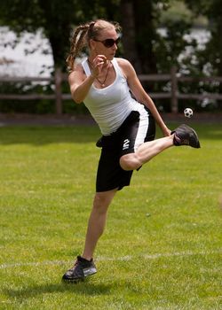 250px-Outside_Kick_-_Genevieve_Bousquet_-_US_Open_2011_-_Photo_Kenny_Shults